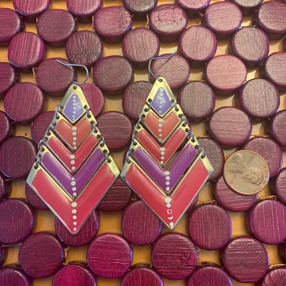 Hand painted triangular drop earrings. - Picture 1 of 4